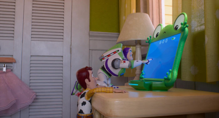 Buzz Lightyear versucht einfach, Lilypads Touchscreen zu benutzen. (Bild: Walt Disney Pictures)